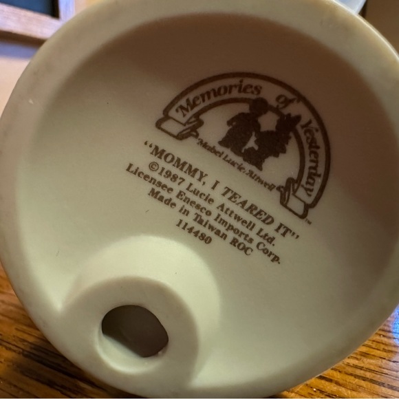 Memories Of Yesterday Mommy I Teared It Figurine Lucie Attwell Ltd 1987 - Picture 4 of 6